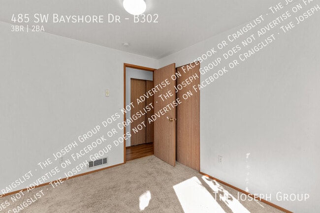 Building Photo - 485 SW Bayshore Dr