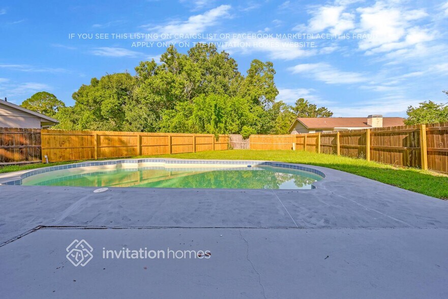 Building Photo - 921 Oak Forest Dr