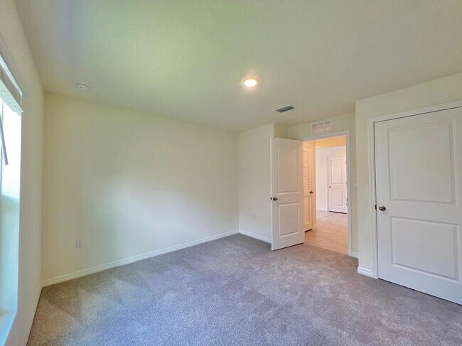 Building Photo - **AVAILABLE AUGUST 1** Charming 3-Bedroom ...