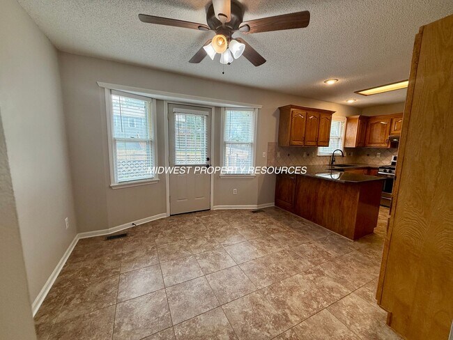 Building Photo - 2421 NE Carousel Cir