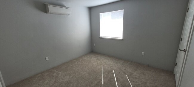 Building Photo - Spacious & Cozy Townhome for Rent