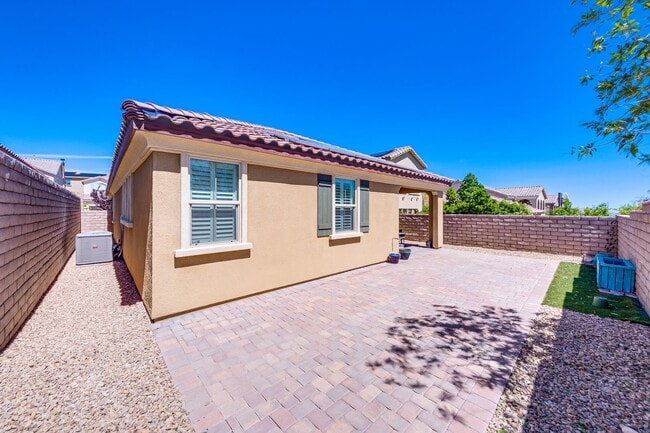 Building Photo - Single-Story Living with Modern Finishes – Available Furnished or Unfurnished
