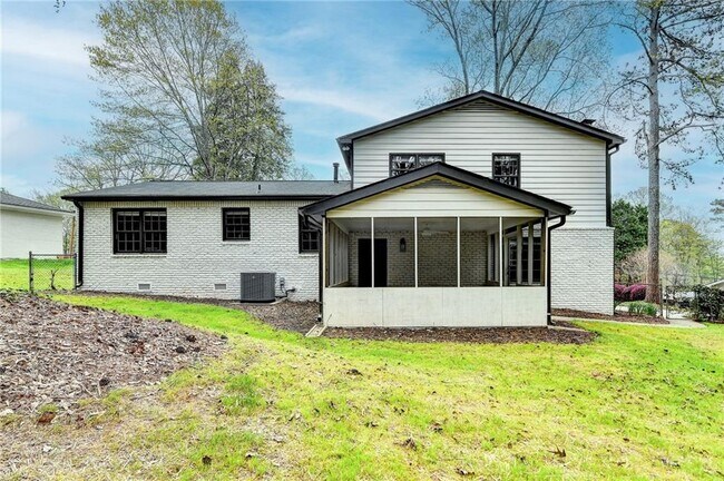Building Photo - 1450 Cedarhurst Dr