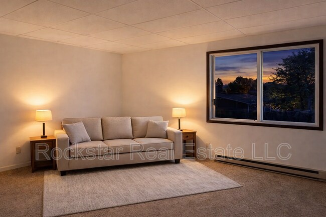 Building Photo - 1307 N Vista