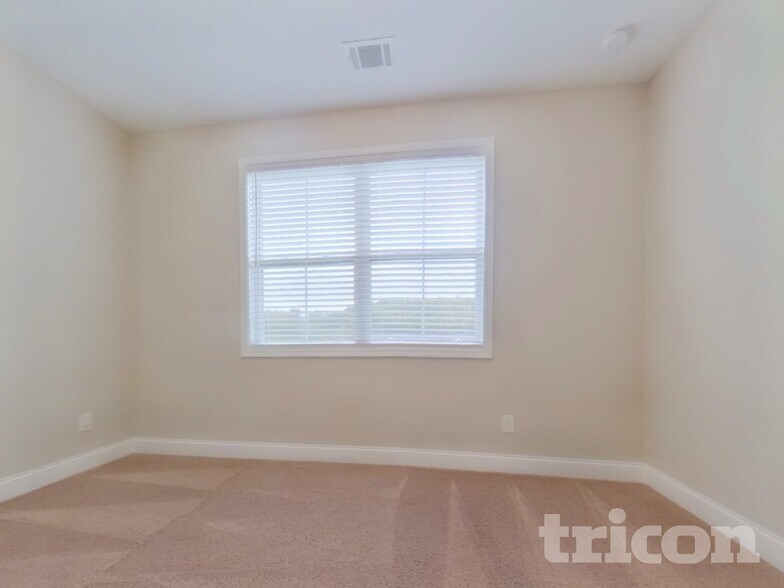 Building Photo - 319 Arbor Cir