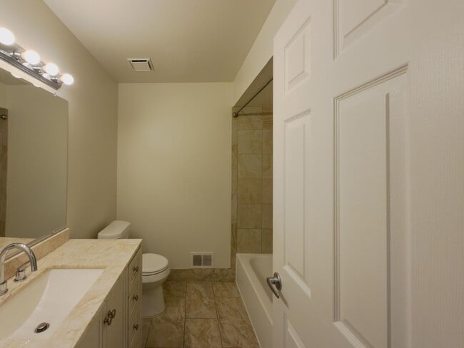 Building Photo - Move-In Ready Ranch Condo with Basement & Prime Location