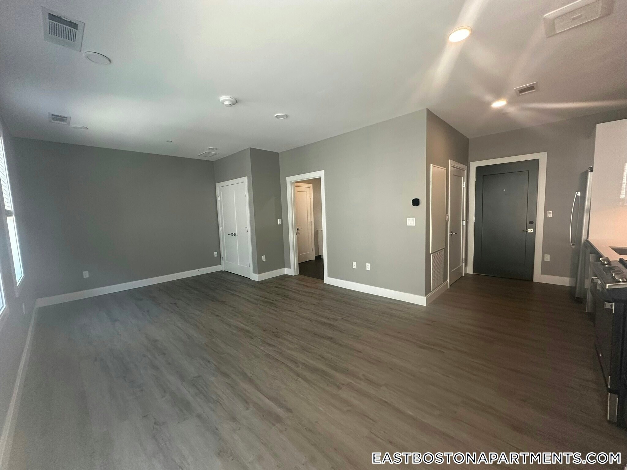 Building Photo - 656 Saratoga St