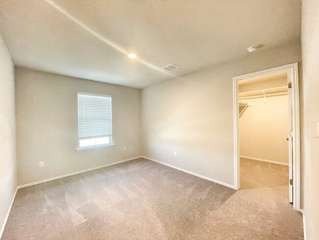 Building Photo - Adorable home located in the community of ...