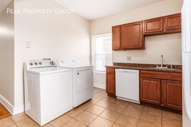 Building Photo - 1369-1371 Summit Street-1371 Summit Street