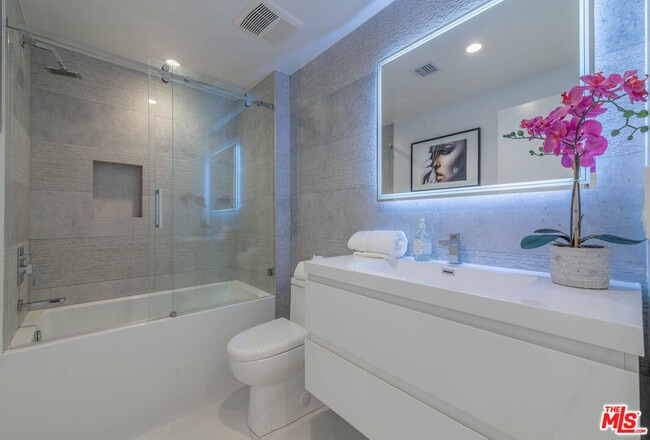 Building Photo - 1214 N Sycamore Ave