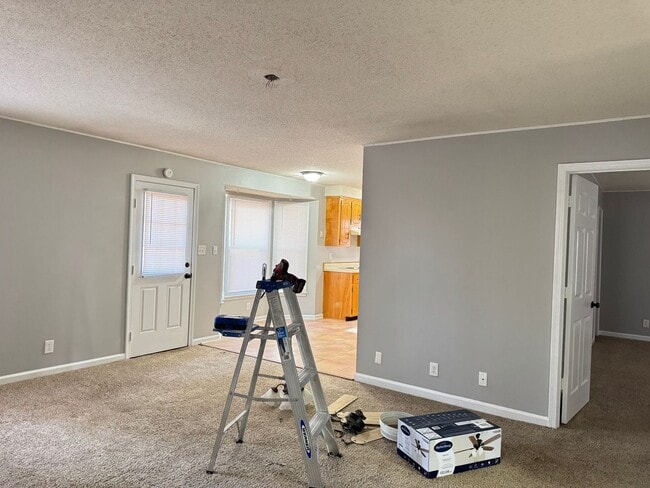 Building Photo - Charming 3 bd/2 ba with Basement!! Home Ne...