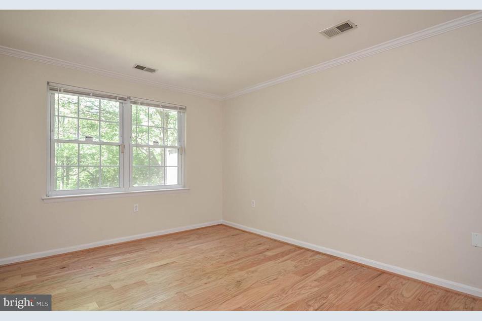 Building Photo - 18300 Streamside Dr