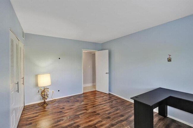 Building Photo - 1407 NE 56th St