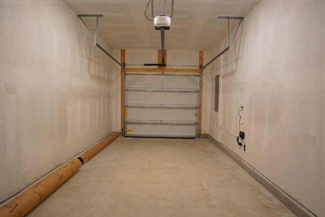 Building Photo - Spacious 3BR/2.5BA Townhome with 1-Car Garage in Admiral’s Quarters—Pool, Dog Park, Near 9 Mile R...