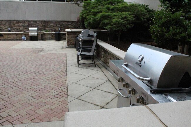 Building Photo - 3040 Peachtree Rd NW
