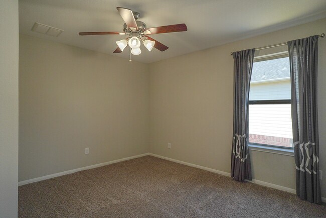 Building Photo - 7818 Lake Commons Dr