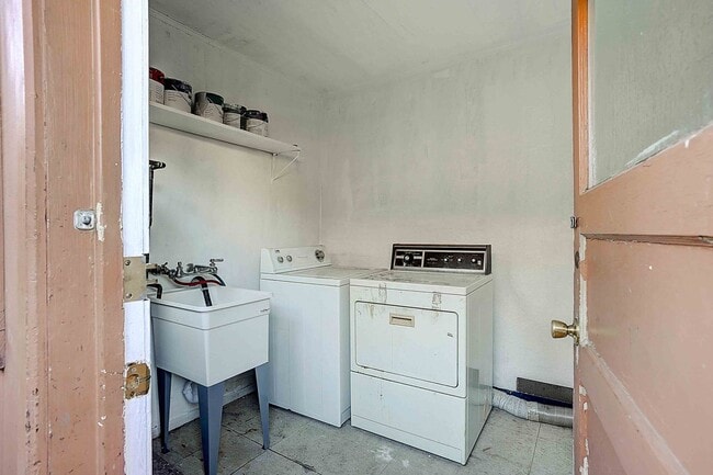 Building Photo - 3047-3049 Berlin Way