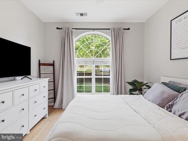 Building Photo - 4560 Strutfield Ln