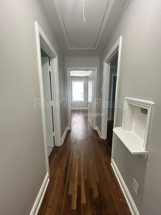 Building Photo - 1070 E Walthal Cir