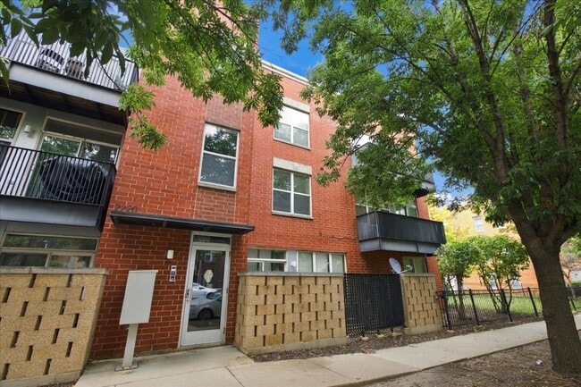 Building Photo - 2220 W Maypole Ave