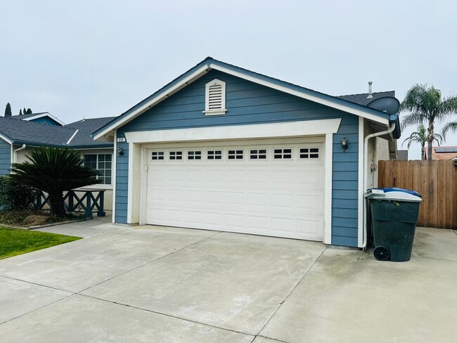 Building Photo - 575 W Cinnamon Ave