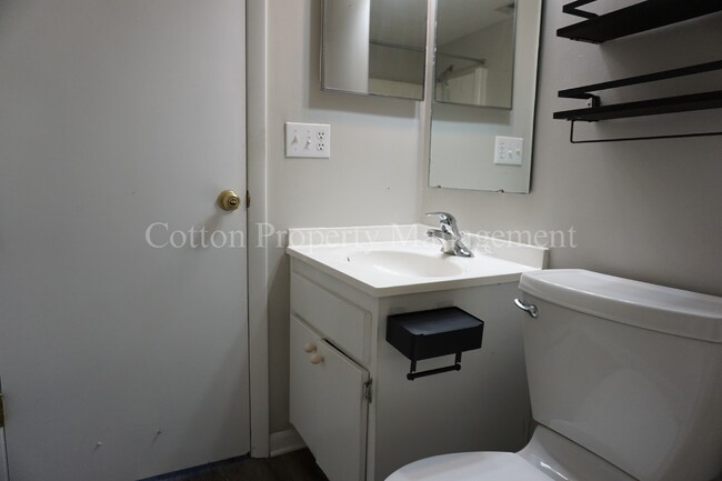 Building Photo - 2BR/2BA Condo - Great Location in Midtown Wilmington on Holly Tree / $1,199 /month Includes Water...