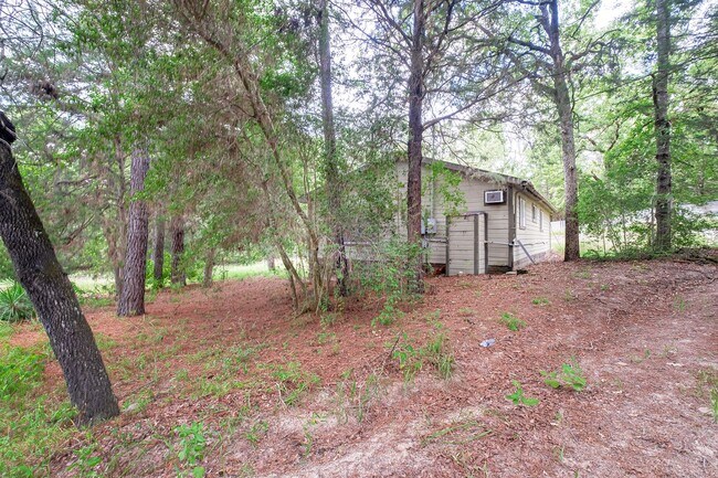 Building Photo - Secluded 3 bedroom, 1 bath house in the co...