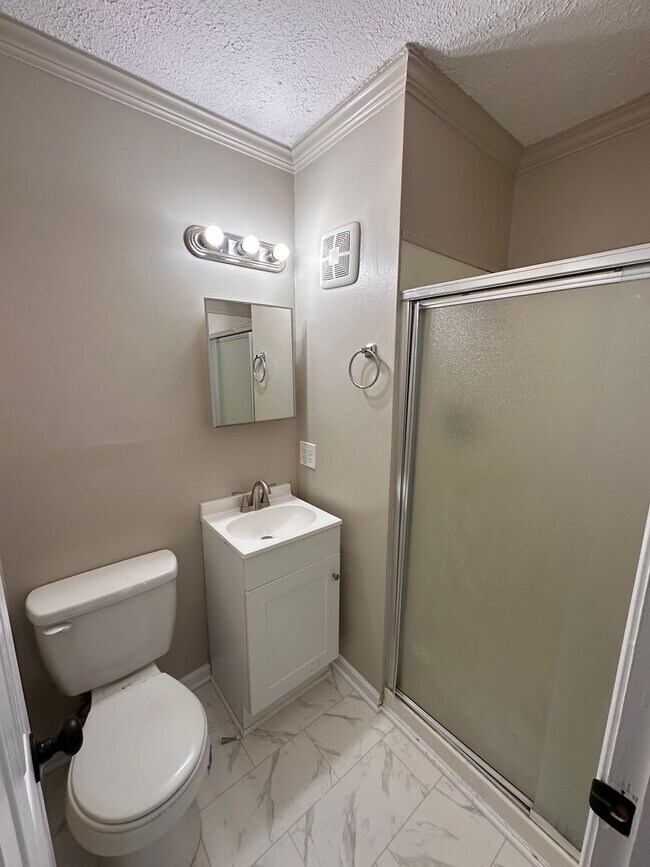 Building Photo - 4 bed 2 full bath home located in very desirable Irvington.