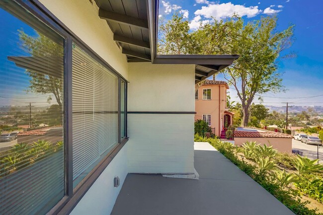 Front patio space - 556 Luton Dr