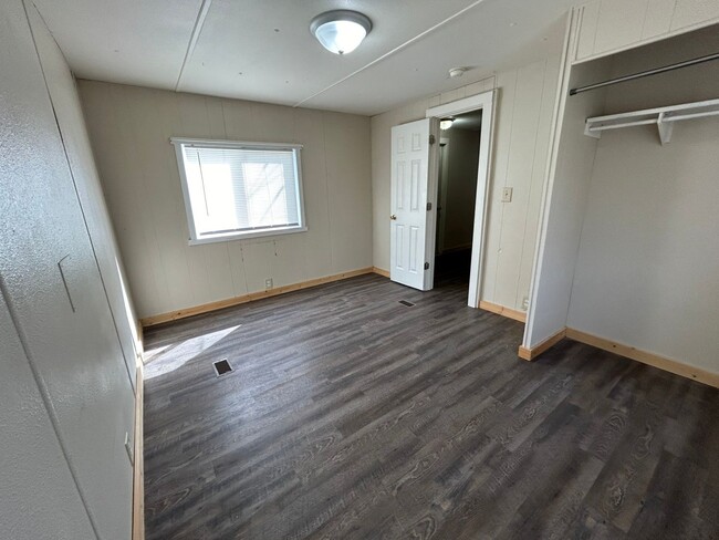 Building Photo - 3 Bed 1.5 Bath Fully Remodeled Mobile Home...