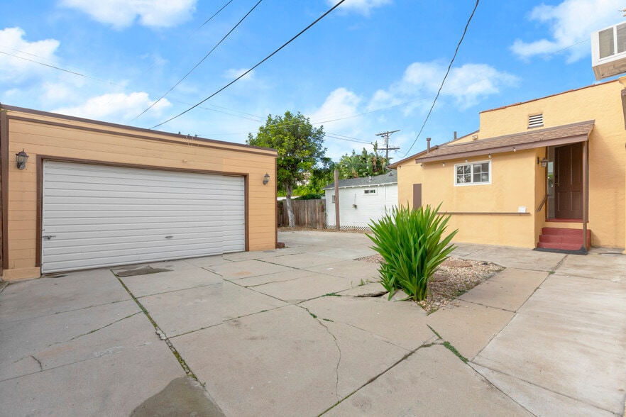 Building Photo - 827 N Laurel Ave