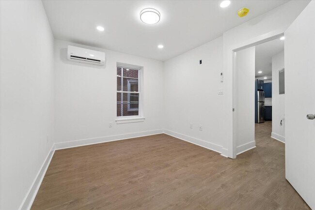 Building Photo - 812 W Roosevelt Blvd