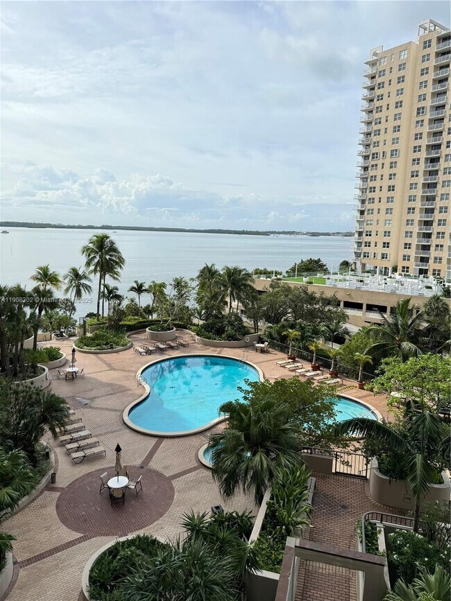 Building Photo - 520 Brickell Key Dr