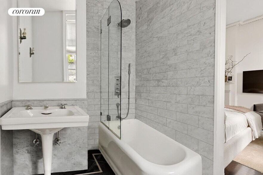 Building Photo - 29 Bethune St