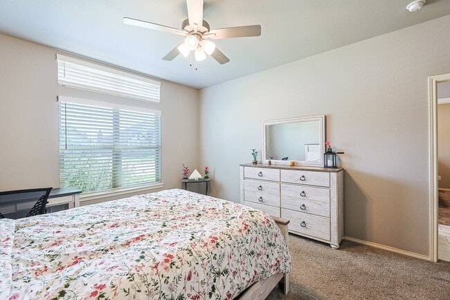 Building Photo - Stunning 4-Bedroom with 3 Full Baths & 3 Car Garage in Charming Brooke Heights!