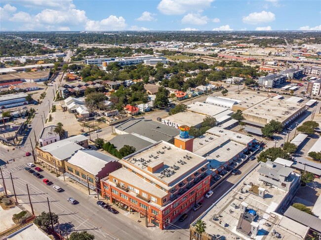 Building Photo - 1401 S Flores St