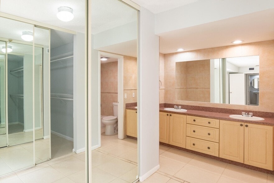 Building Photo - 1700 Embassy Dr