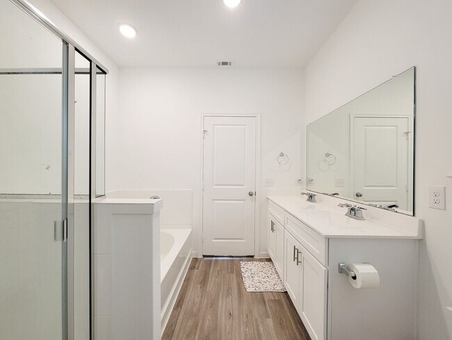 Building Photo - Ready to move in! The Granville floor plan...