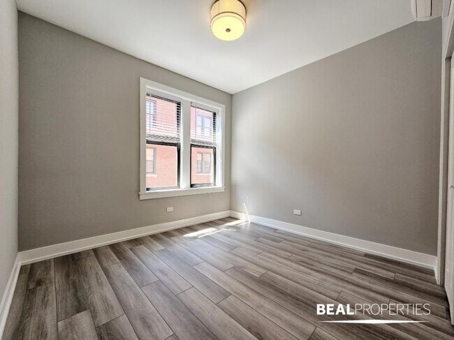 Building Photo - 2 bedroom in CHICAGO IL 60613
