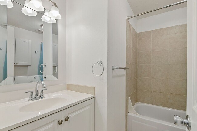Building Photo - 2bd, 1b Cozy Home awaits in Boise Bench!