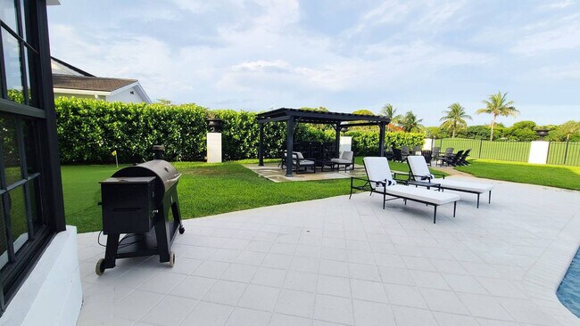 Building Photo - 4312 NE 22nd Ave