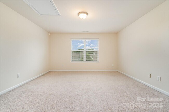 Building Photo - 493 Twelve Oaks Ln