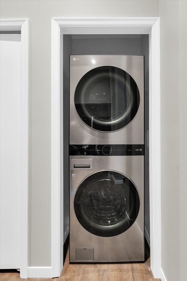 Building Photo - LUXURY 1 BED APT IN DOWNTOWN CHAMPAIGN- AVAILABLE 9/15/2026