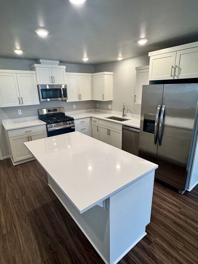 Building Photo - Brand-New 3-Bedroom End-Unit Townhome in Woodburn