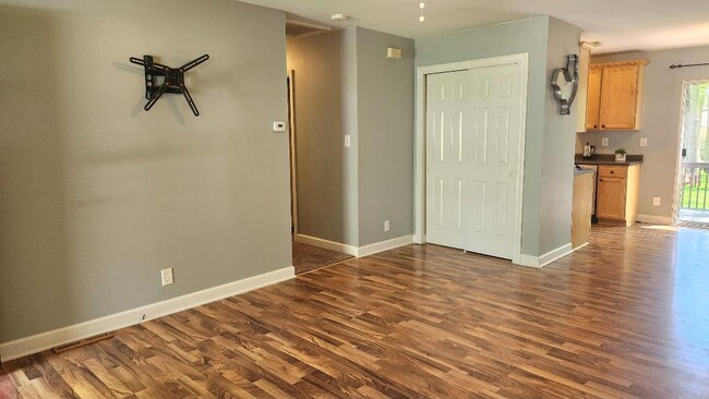 Building Photo - 608 Sheridan Dr