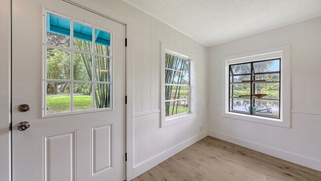Building Photo - Completely Remodeled Home With Stunning Ri...