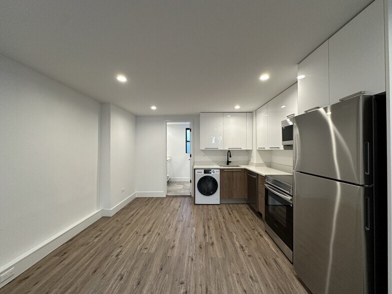 Building Photo - 941 W Carmen Ave