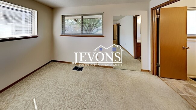 Building Photo - Spacious single-family home with a large f...