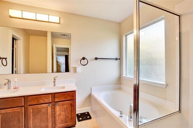 Building Photo - 356 Housefinch Loop