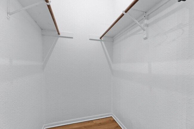 Building Photo - IMMEDIATE MOVE IN: West Campus 2 Bed/2 Bath
